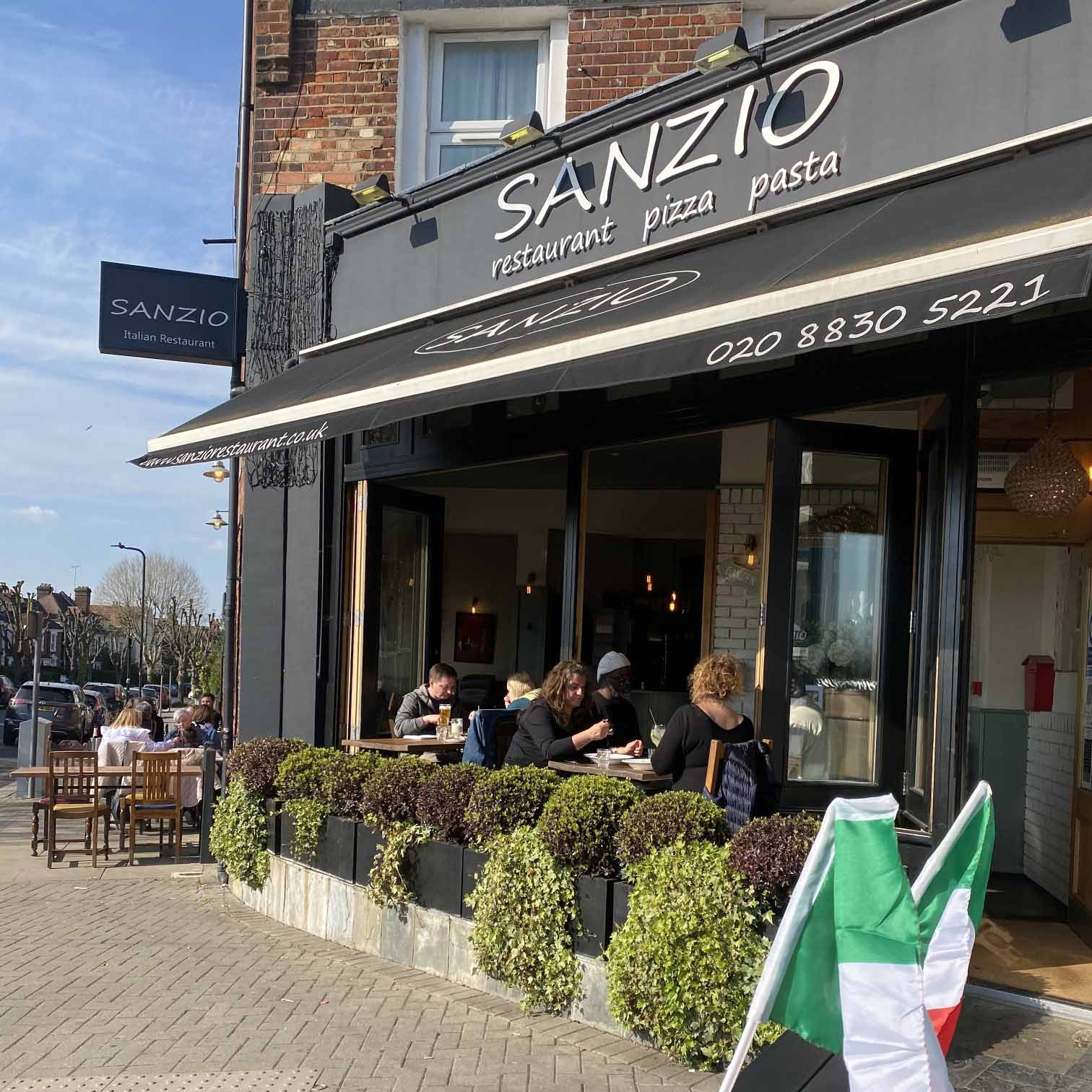 outdoor dinning at Sanzio Restaurant